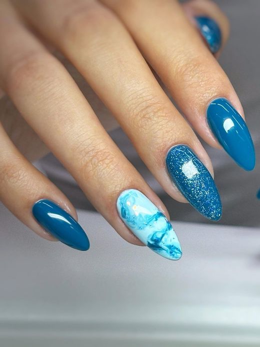 Blue almond nails with glitter and marble effect