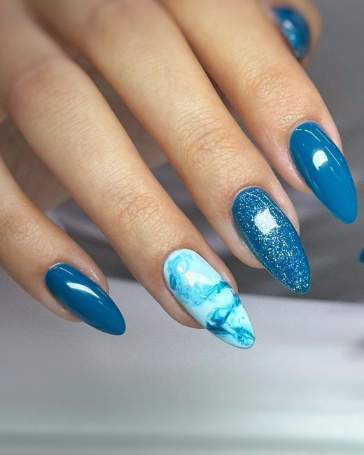 Blaue Mandel-Nägel mit Glitzer und Marmor-Effekt