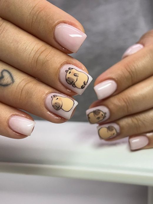 Kurze natürliche Nägel mit verspielter Nail Art