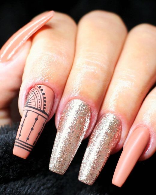 Nude Ballerina-Nägel mit Gold-Glitzer und Ornament