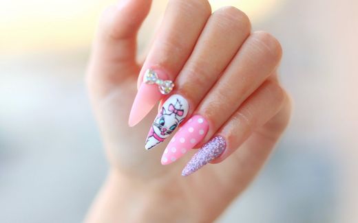 Rosa Stiletto-Nägel mit Kätzchen-Motiv und Glitzer