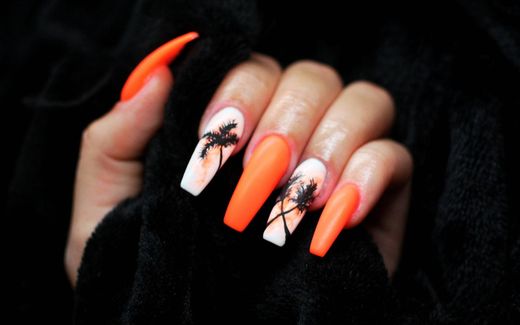 Neon-orange Ballerina-Nägel mit Palmen-Motiv