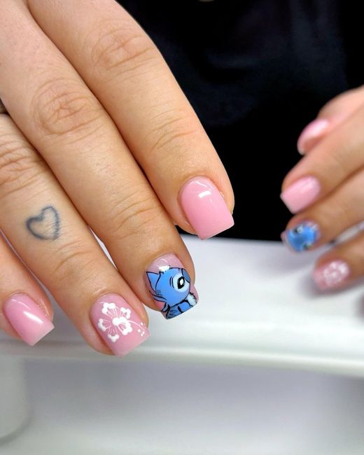 Rosa Nägel mit handgemalter Nail Art und Blüte